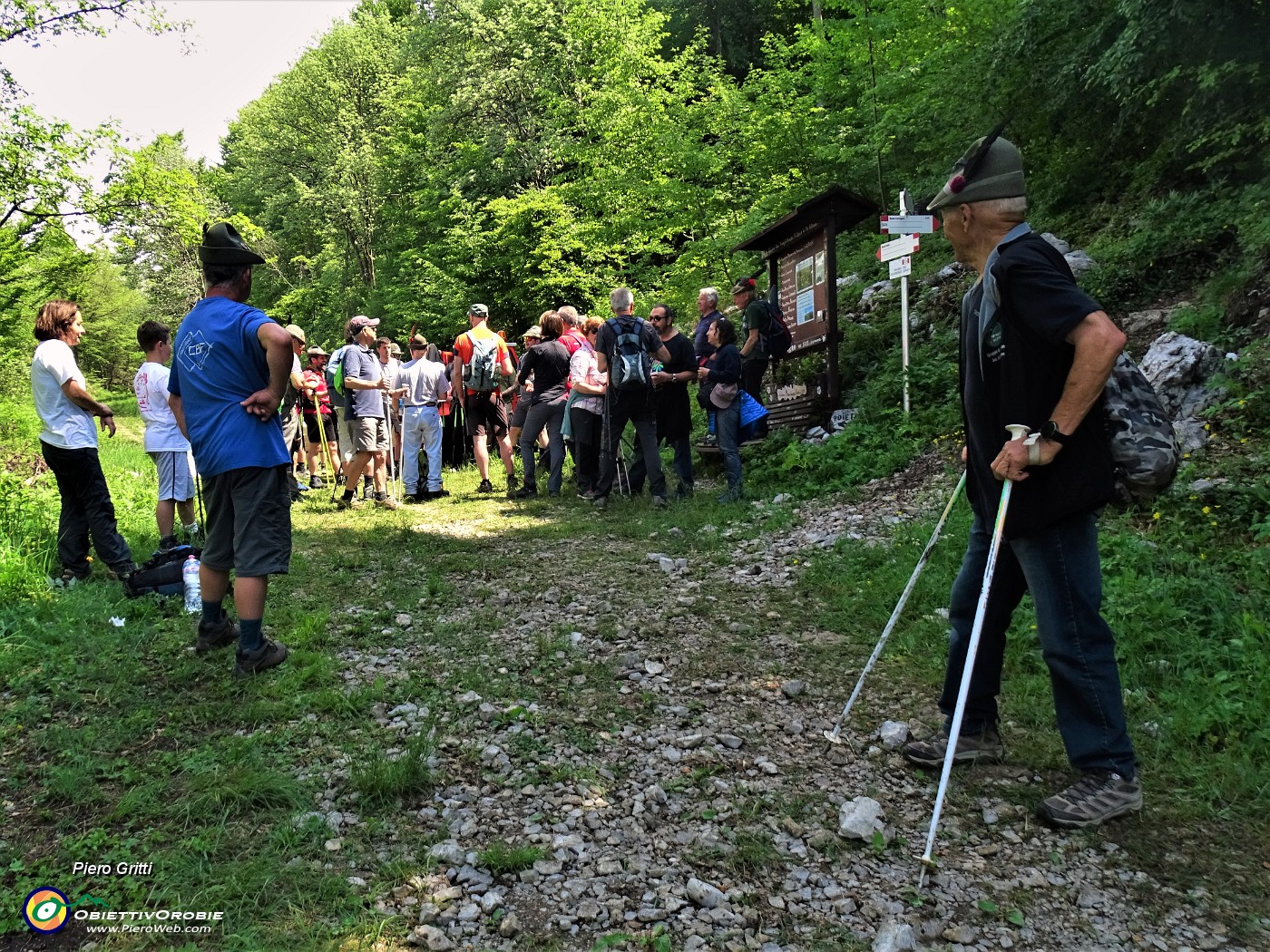 72 Bel ragguppamento delle persone salite oggi in Cornagera-Da qui parte il sent. 537A un po' impegnativo per Vetta Cornagera.JPG